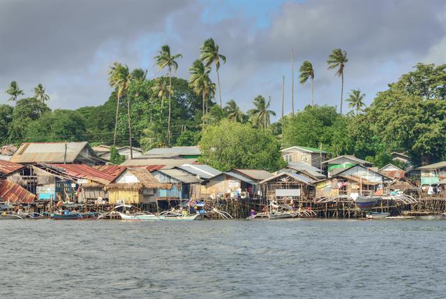 Rio Tube ist eine kleine Stadt an der Ostküste von Palawan. Hier leben Moslems und Christen, beide in etwa die Hälfte der Bevölkerung stellend, noch friedlich zusammen. Aber ganz so friedlich ist es nicht, denn in der Nähe dieser kleinen Stadt wurde von einem Segelschiff ein deutssches Paar entführt und für ein Lösegeld von 5 Mio € wider freigelassen.